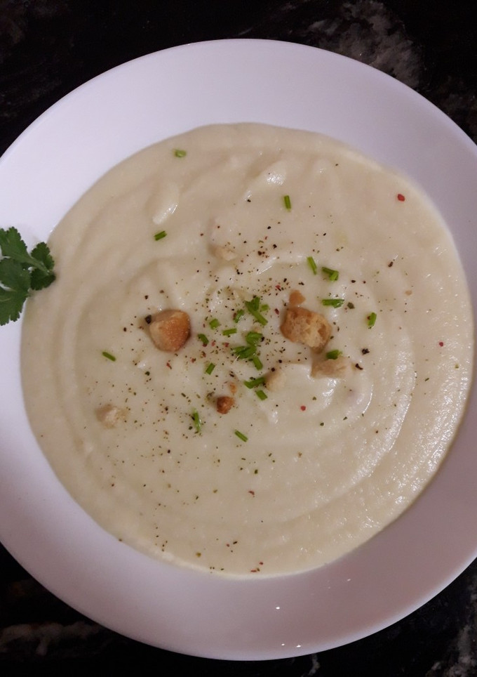 Una foto de Crema vegana de coliflor y puerro