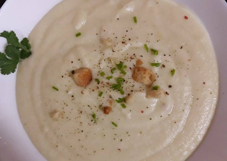 Crema vegana de coliflor y puerro