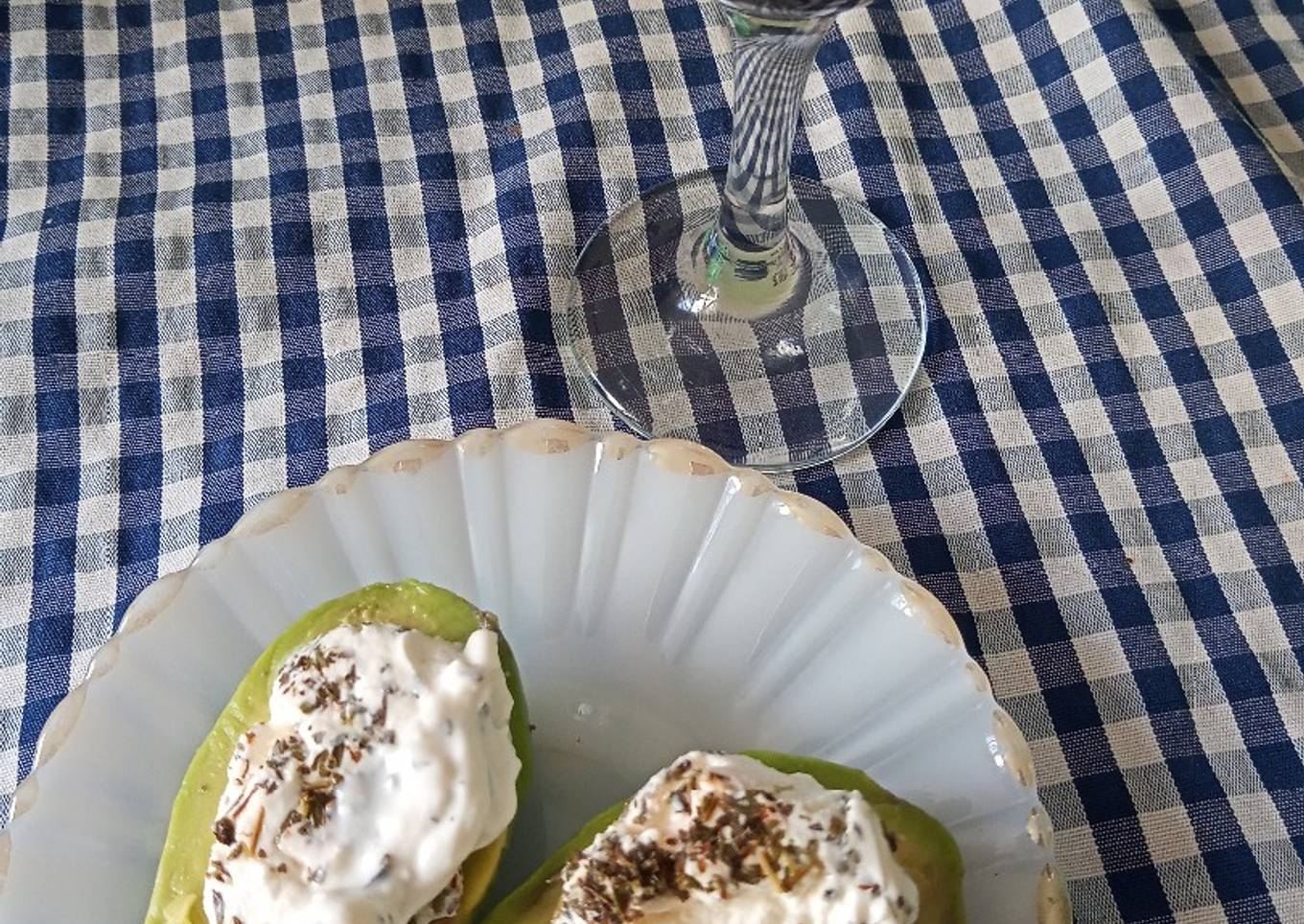 Aguacates 🥑 rellenos de queso crema de kéfir 🥛