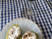 Una foto de aguacates rellenos de queso