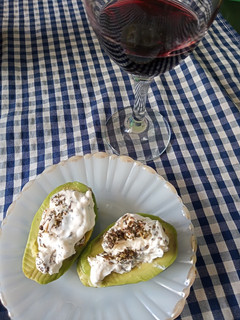 Una foto de Aguacates 🥑 rellenos de queso crema de kéfir 🥛