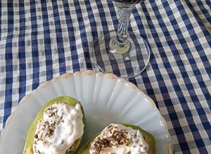 Una foto de Aguacates 🥑 rellenos de queso crema de kéfir 🥛