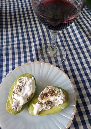 Una foto de Aguacates 🥑 rellenos de queso crema de kéfir 🥛