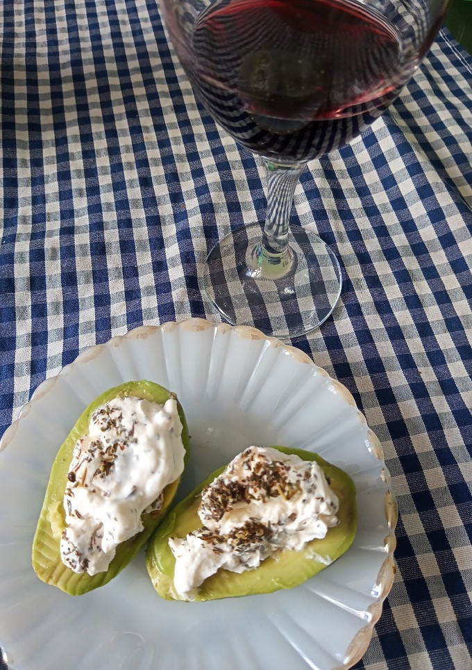 Una foto de Aguacates 🥑 rellenos de queso crema de kéfir 🥛