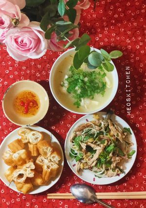 Hình của món Cháo gà và gỏi gà xé trộn rau thơm tốc hành.