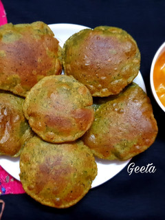 पालक कचौड़ी (palak kachodi recipe in Hindi) रेसिपी मुख्य फोटो