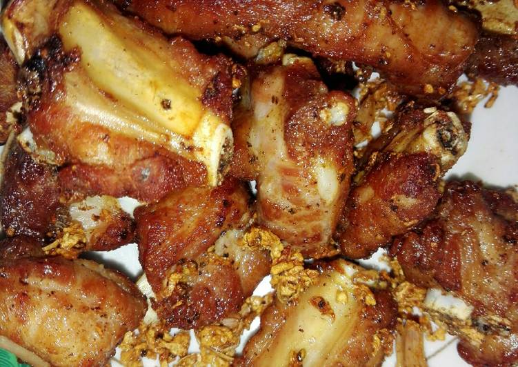 ซี่โครงหมูทอดกระเทียมพริกไทย