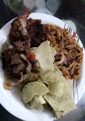 A picture of Fried yam,chicken and egg sauce.