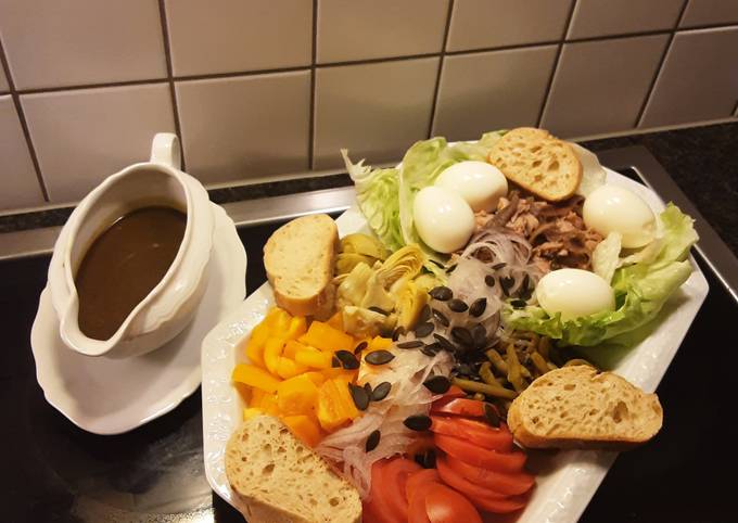 Salat Nicoise mit schwarzer Vinaigrette