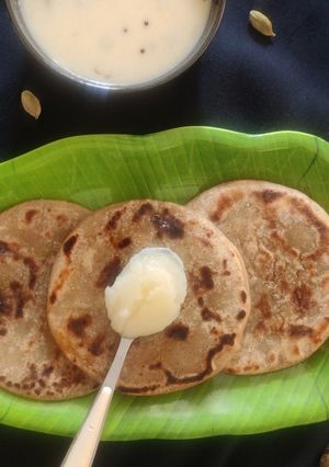 ગળી રોટલી (Sweet Rotli Recipe In Gujarati) રેસીપી મુખ્ય ફોટો