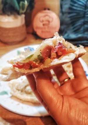 صورة لوصفة فطير جاهز بحشوة البيتزا والبسطرمة (جوع اخر الليل)