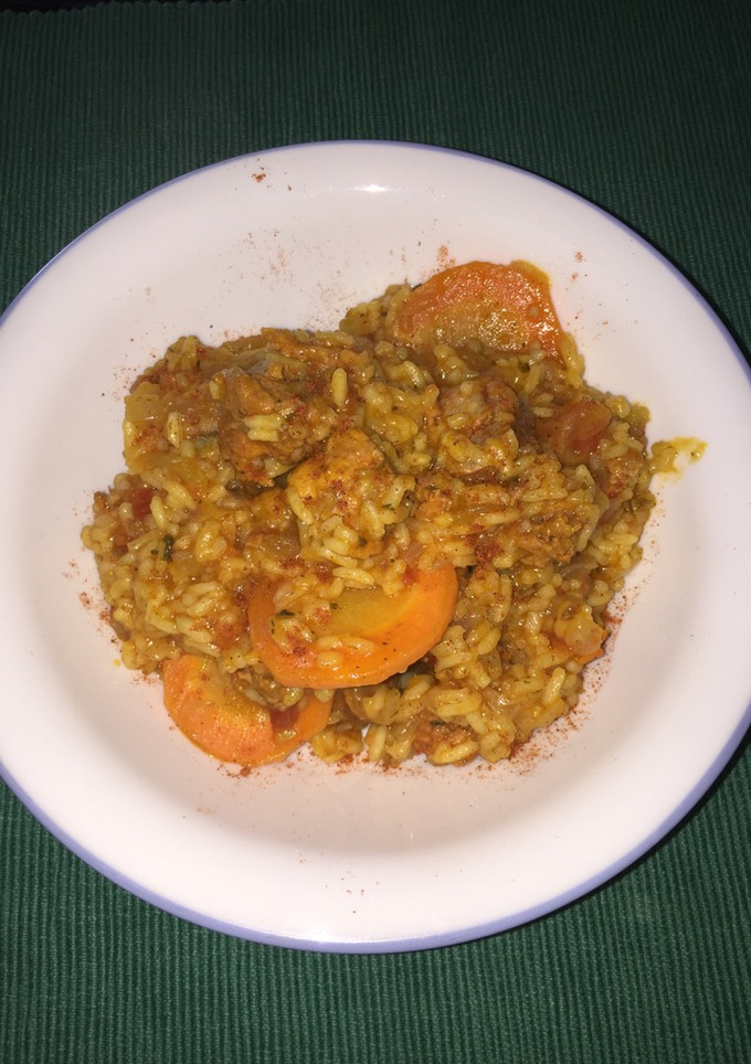 Una foto de Arroz caldoso con longaniza y vegetales