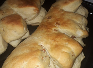 Una foto de Pan casero con chicharrón