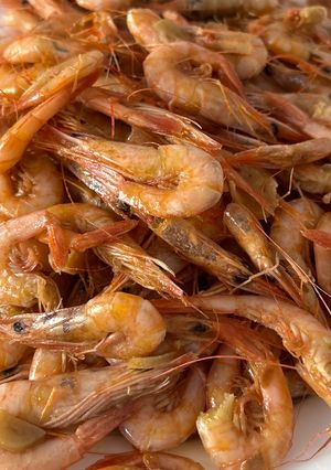 Una foto de Gambas blancas de la bahía de Calpe salteadas con ajo