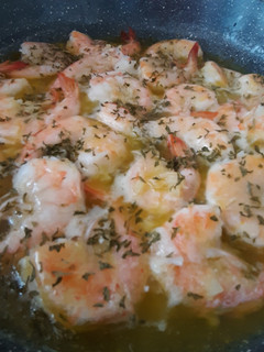 Una foto de Camarones al ajillo
