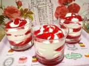 Una foto de postres con frambuesas