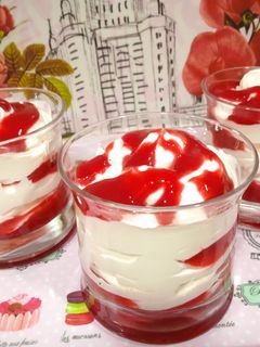 Una foto de Postre de frambuesas con nata