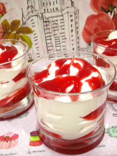 Una foto de Postre de frambuesas con nata