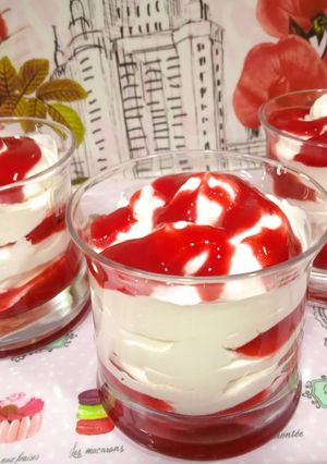 Una foto de Postre de frambuesas con nata