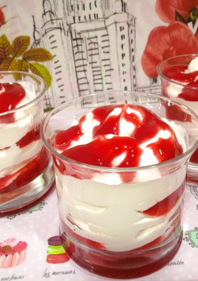 Una foto de Postre de frambuesas con nata