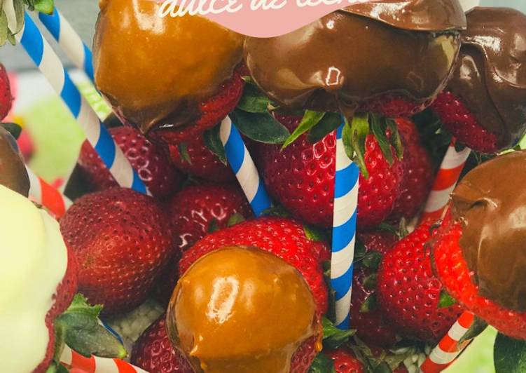 Strawberries covered in black &amp;white chocolate and dulce de leche