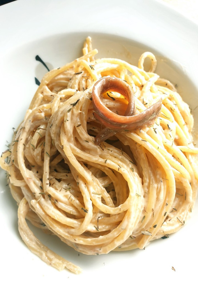 Una foto de Spaghetti con anchoas y tomillo 🍝