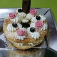 Pastel de hojaldre relleno de nata y chocolate