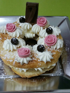 Una foto de Pastel de hojaldre relleno de nata y chocolate