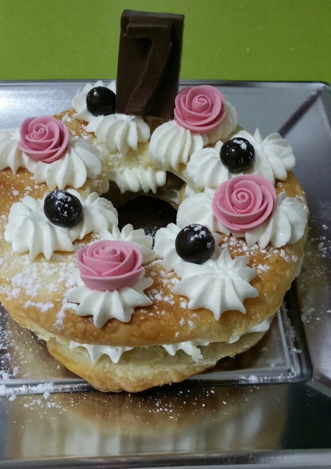 Una foto de Pastel de hojaldre relleno de nata y chocolate