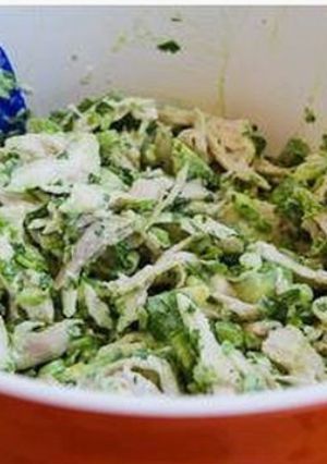 Una foto de Ensalada de pollo con aguacate #healthy #rápido
