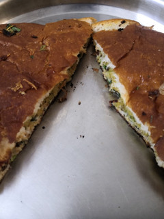 चीझ गार्लिक ब्रेड (cheese garlic bread recipe in marathi) रेसिपी चे मुख्य फोटो