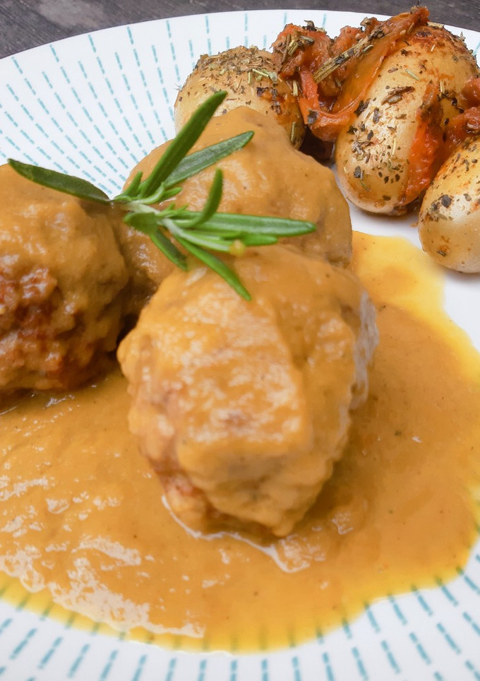 Una foto de Albóndigas en salsa de cebolla con patatas guarnición y tomates