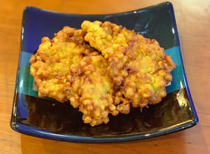 A picture of Indonesian deep fried corn fritters.