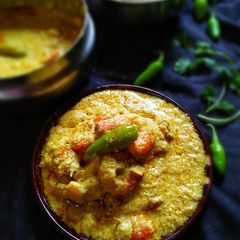 A picture of Bhapa Chingri (Steamd Prawn with mustard) sauce.