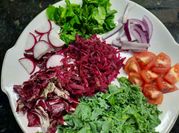 Una foto de ensalada de rabanitos y remolacha