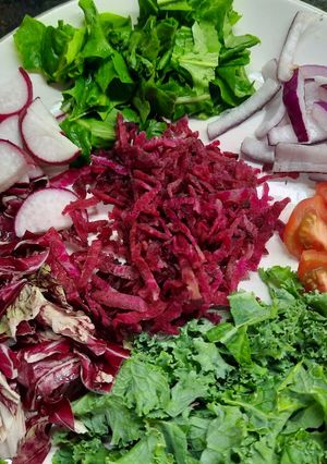 Una foto de Ensalada "R" radicheta, radiccio, rabanito, remolacha, etc