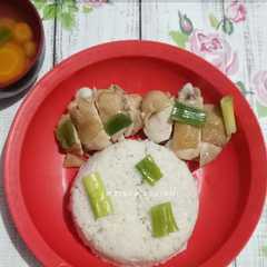 A picture of Nasi Hainan Ayam.