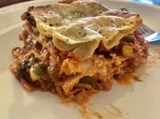Una foto de crema de tomate con pimentón