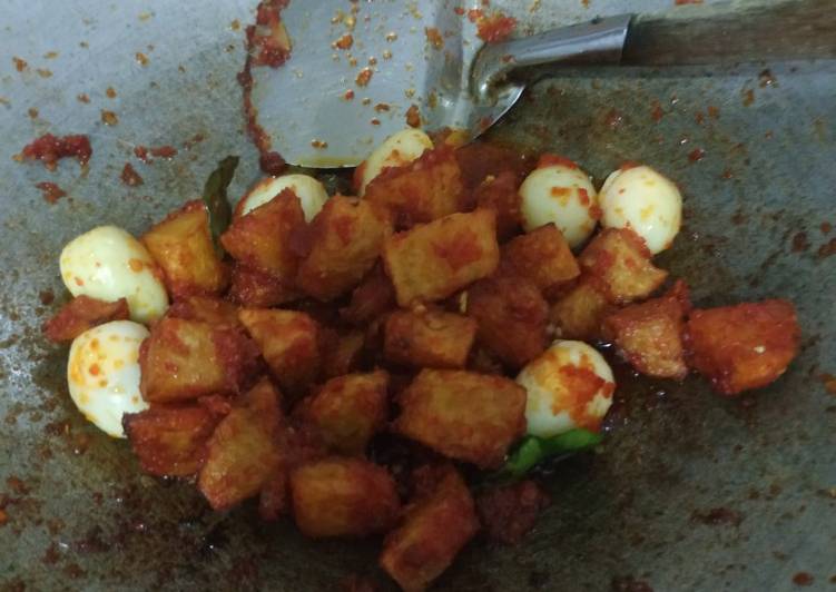 Bagaimana Menyiapkan Balado kentang telur puyuh yang Bisa Manjain Lidah