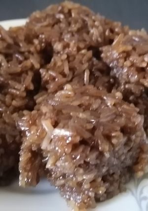 A picture of Wajik (Glutinous Rice with Palm Sugar).