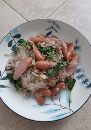 รูปของ วุ้นเส้นผัดกะเพราหมูสับไส้กรอก