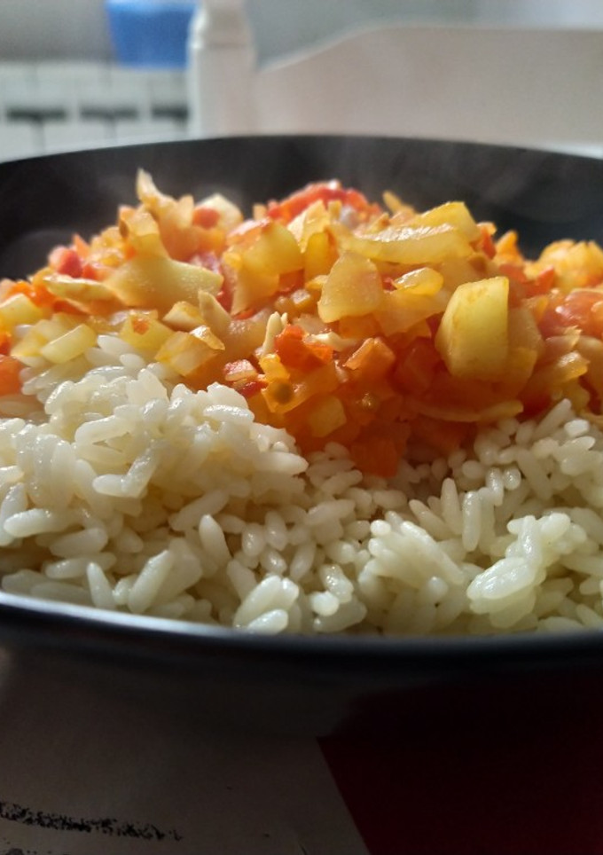 Una foto de 🍚 Arroz con sofrito de tomate y calabacín