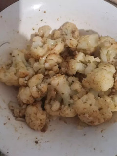 Una foto de "alitas" de coliflor VEGAN en freidora de aire