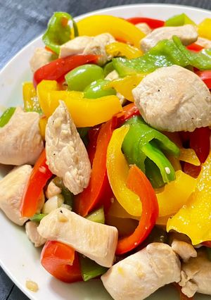 A picture of Stir-Fried Chicken Breast with Tri-Color Peppers 🫑.