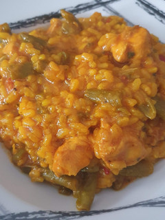 Una foto de Arroz meloso con pollo y judías verdes