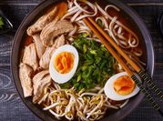 Una foto de ramen con panceta