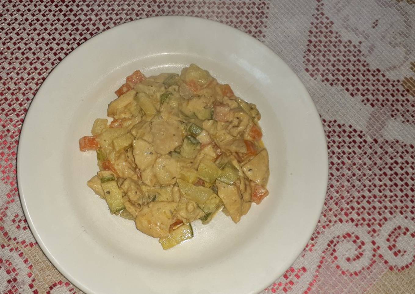 Pollo con vegetales a la crema