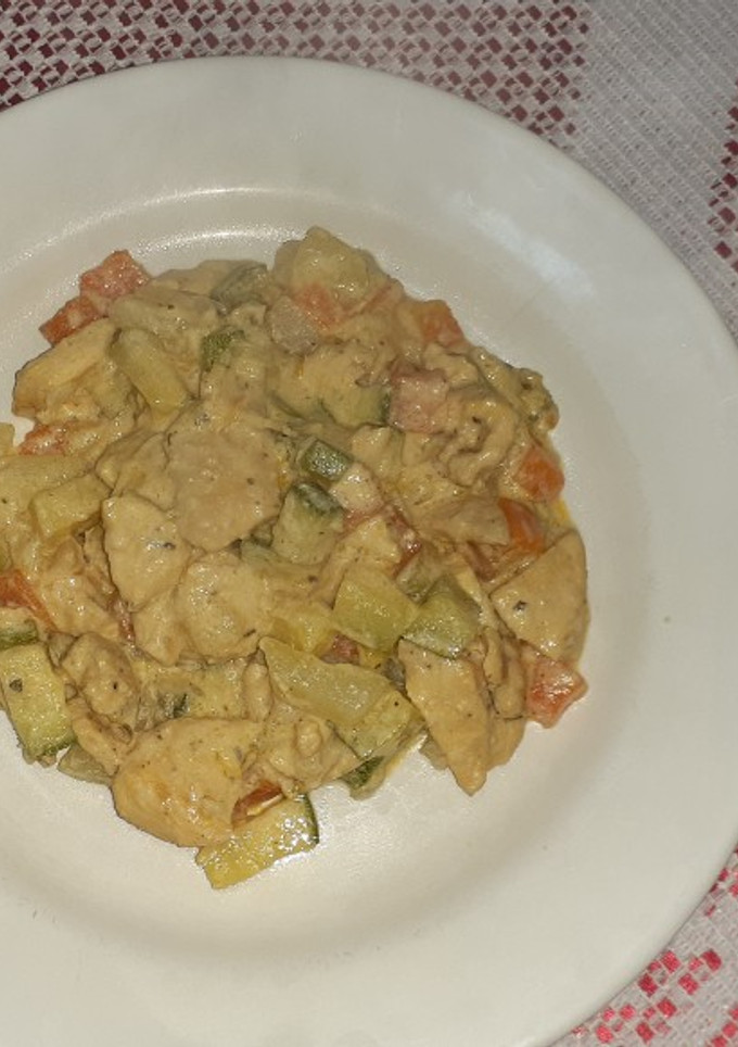 Una foto de Pollo con vegetales a la crema