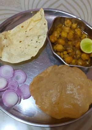 છોલે પૂરી (Chhole Poori Recipe In Gujarati) રેસીપી મુખ્ય ફોટો