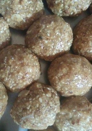 A picture of Peanut Laddoos / Groundnut Laddos.